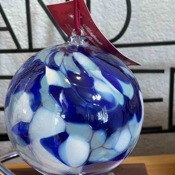 Zorza handmade glass ornament with hanger - Picture 2 of 10